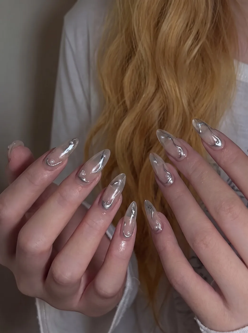 Klare Nägel mit Chrome-Linien