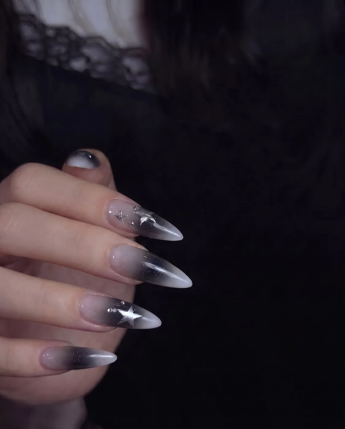 Ombré đen với ngôi sao chrome