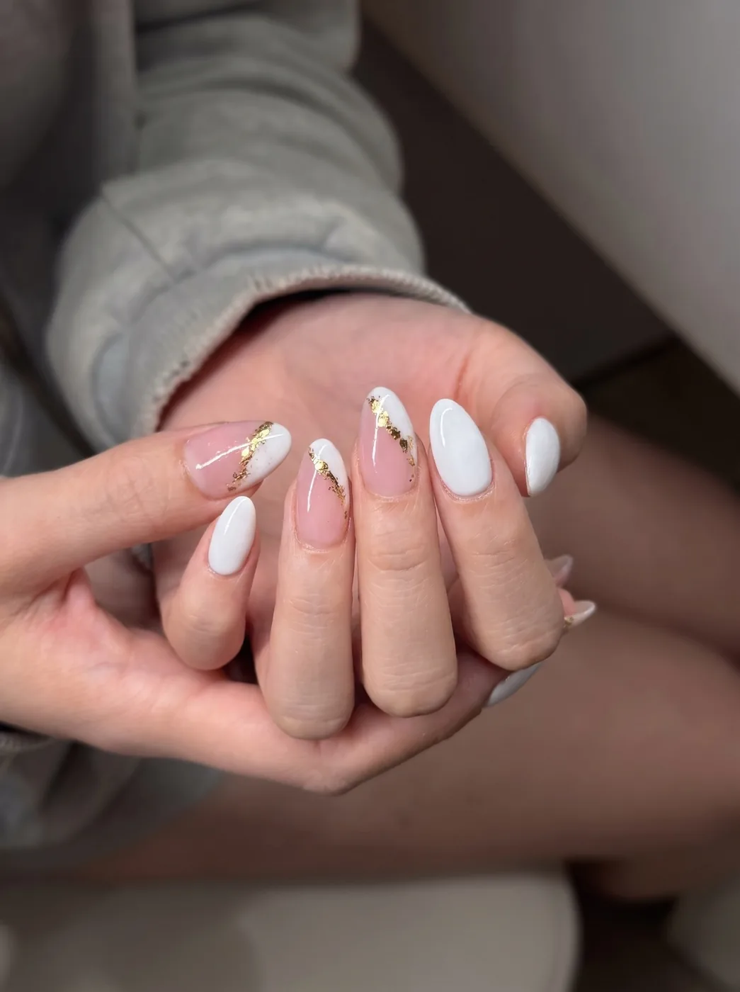 Trắng với đường chỉ vàng